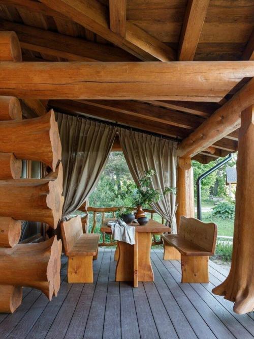 Это пространство, в котором природная фактура дерева переплетается с атмосферой русской сказки и современным, продуманным интерьером. 04
