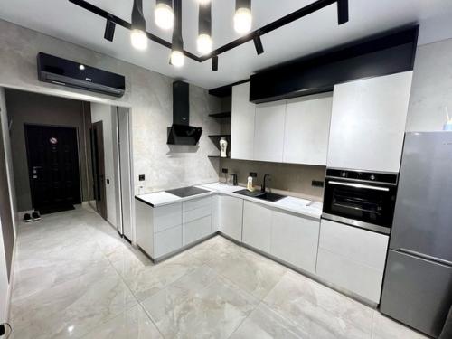 Дизайнерская евродвушка с видом на море. 01