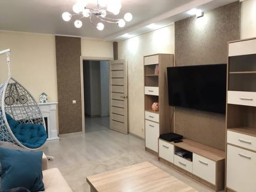 72 квадрата, двушка после ремонта) спокойные и теплые оттенки у нас очень уютно. 02