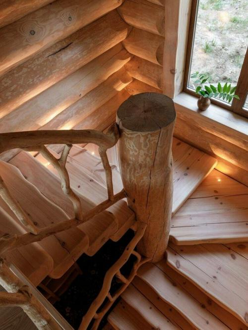 Это пространство, в котором природная фактура дерева переплетается с атмосферой русской сказки и современным, продуманным интерьером. 09