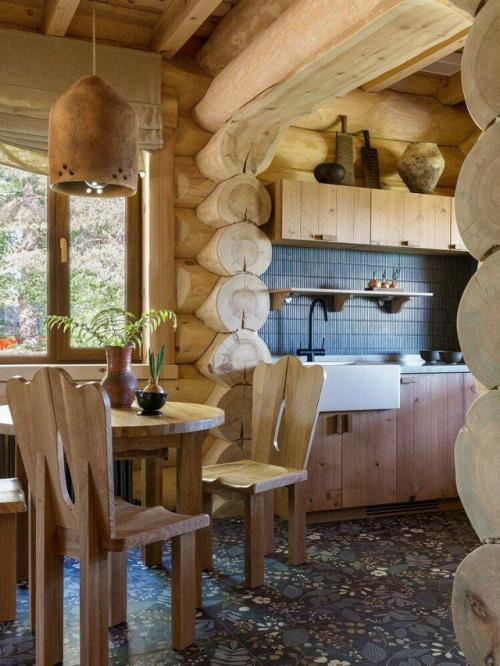 Это пространство, в котором природная фактура дерева переплетается с атмосферой русской сказки и современным, продуманным интерьером. 01