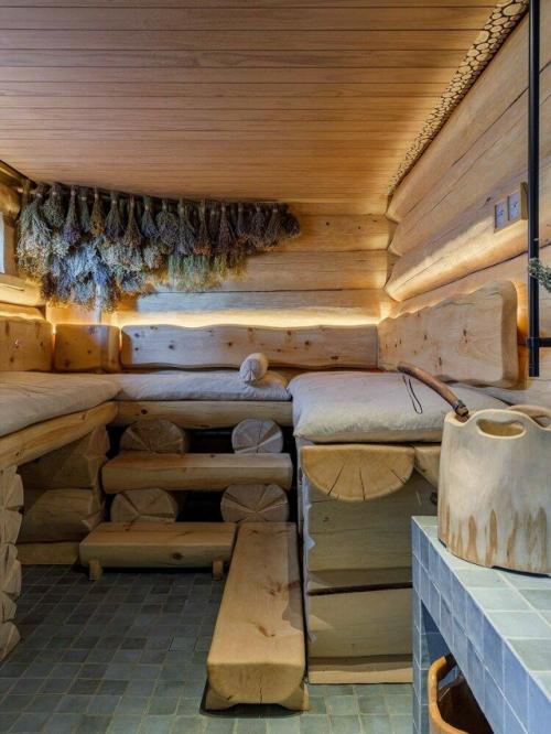 Это пространство, в котором природная фактура дерева переплетается с атмосферой русской сказки и современным, продуманным интерьером. 07