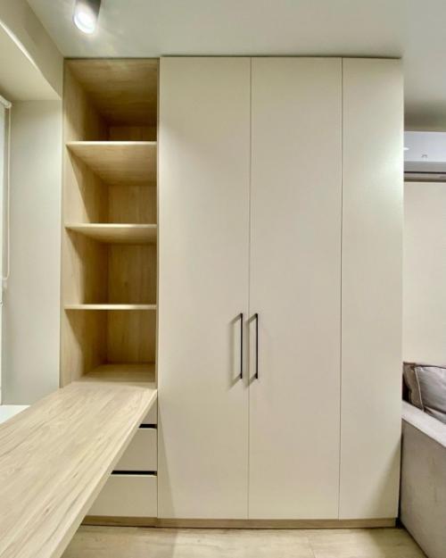 Оборудовали рабочую зону со встроенным шкафом в детской комнате. 01