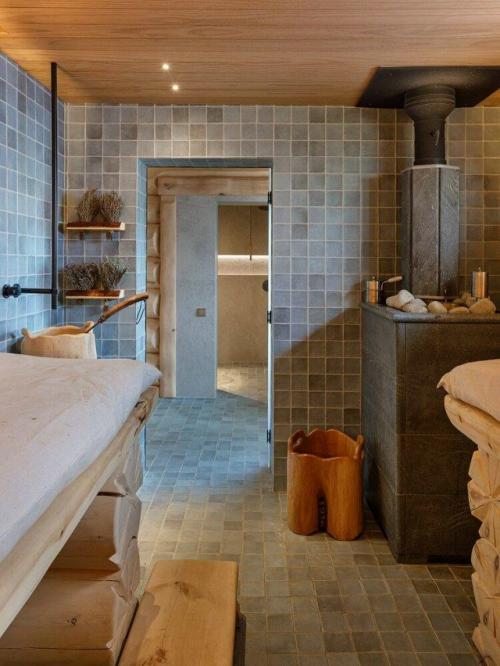 Это пространство, в котором природная фактура дерева переплетается с атмосферой русской сказки и современным, продуманным интерьером. 02