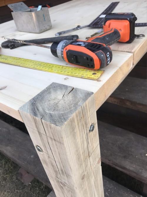 Стол для террасы своими руками из остатков от строительства. 05
