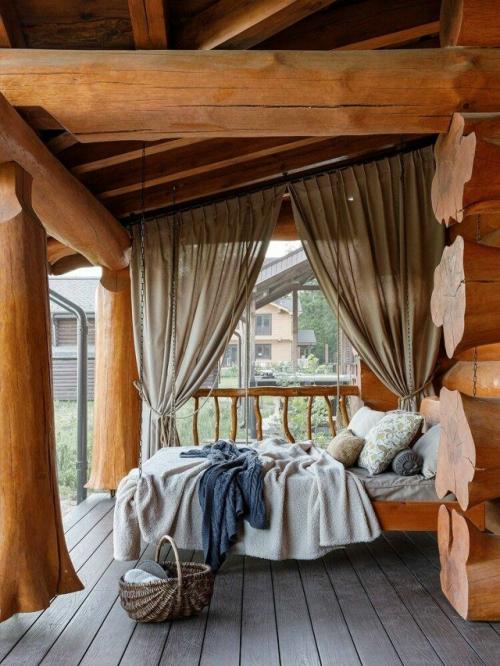 Это пространство, в котором природная фактура дерева переплетается с атмосферой русской сказки и современным, продуманным интерьером. 06