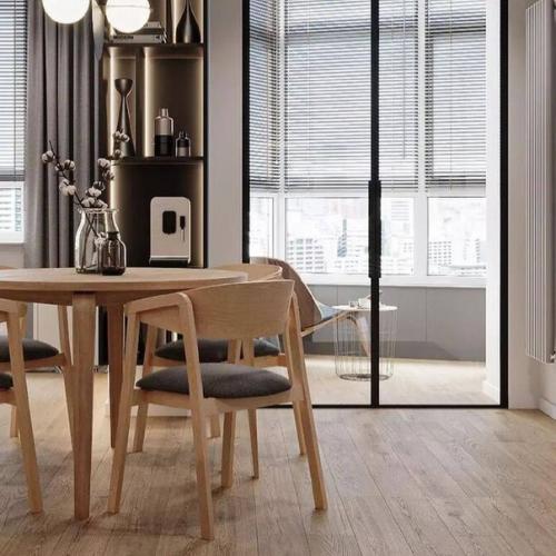 В отделке использованы преимущественно натуральные материалы, а также имитирующие их по фактуре и цвету. 02