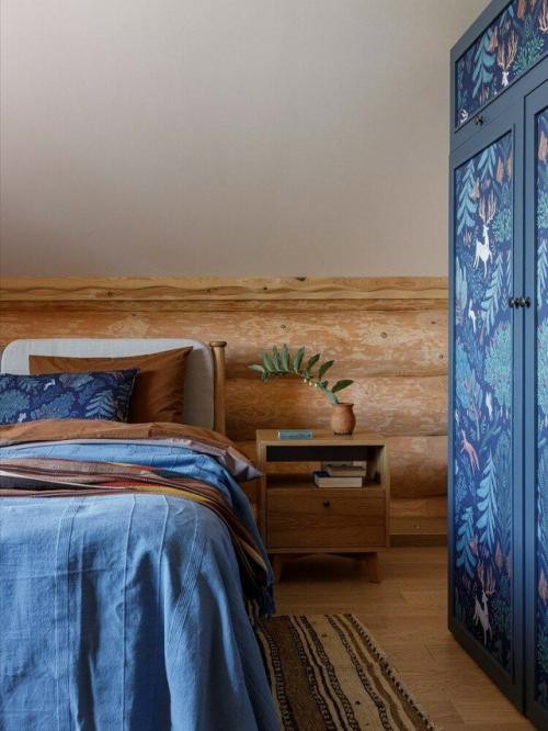 Это пространство, в котором природная фактура дерева переплетается с атмосферой русской сказки и современным, продуманным интерьером. 03