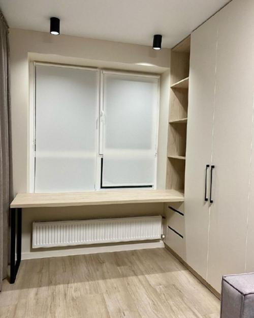 Оборудовали рабочую зону со встроенным шкафом в детской комнате. 08