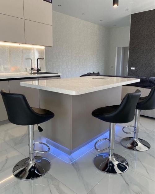 Всем привет.  Это наша новая кухня сразу после монтажа. 02