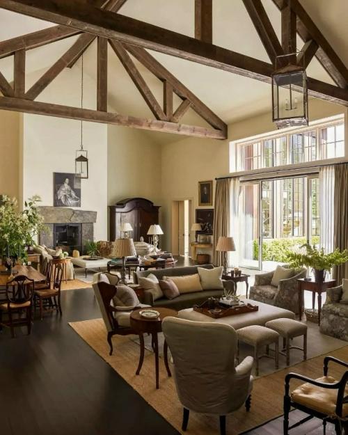 Насладимся этим потрясающим загородным домом - настоящим сокровищем, где история и природа встречаются в одном пространстве. 03