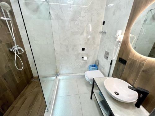 Дизайнерская евродвушка с видом на море. 03