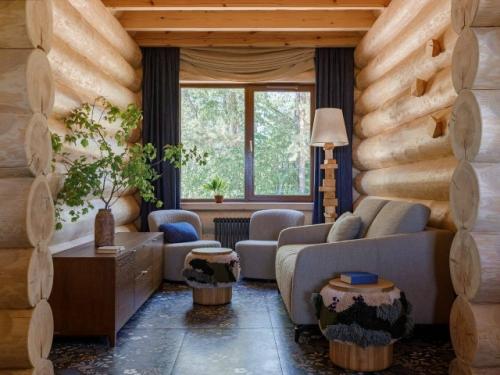 Это пространство, в котором природная фактура дерева переплетается с атмосферой русской сказки и современным, продуманным интерьером. 05