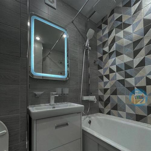 Ремонт в небольшой ванной комнате в серых тонах, очень здорово! 01