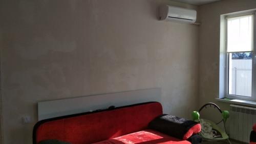 Подскажите пожалуйста какого типа обои поклеить в гостиной, чтоб сочетались с кирпичной стеной? 02