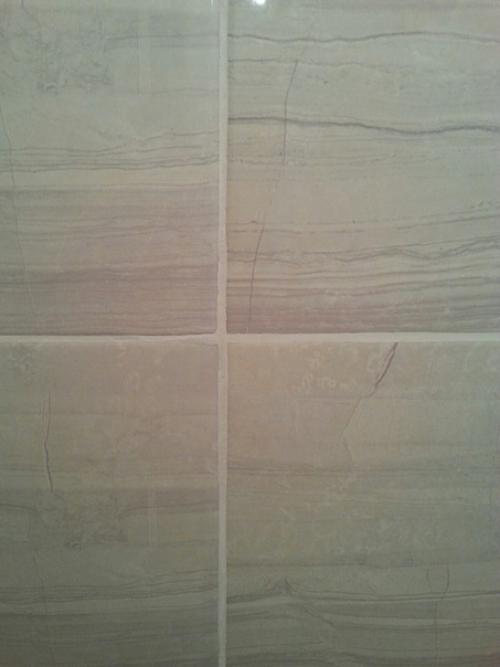 Помогите!  Плиточник положил плитку и затер ее. 03