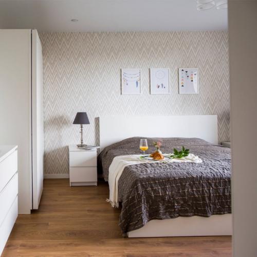 Модные обои для спальни 2021 года - на стене над кроватью. 02