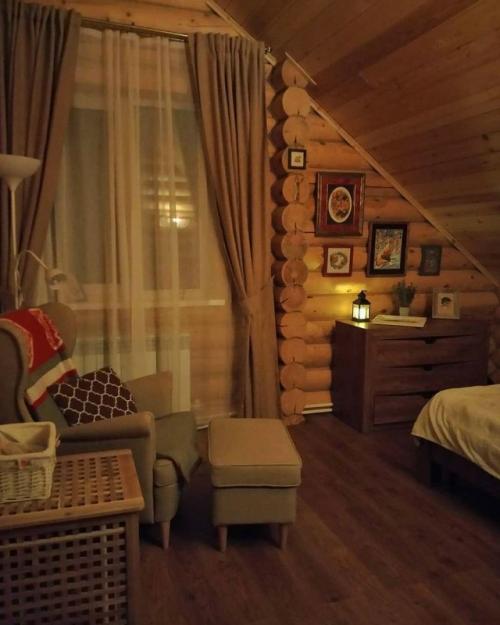 Спальня в деревянном доме - это особая атмосфера, которую невозможно перепутать ни с чем. 01