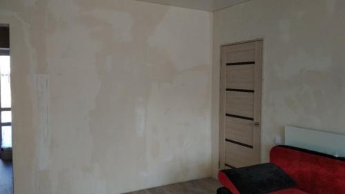 Подскажите пожалуйста какого типа обои поклеить в гостиной, чтоб сочетались с кирпичной стеной? 01