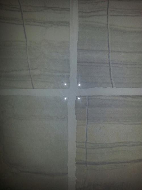 Помогите!  Плиточник положил плитку и затер ее. 05