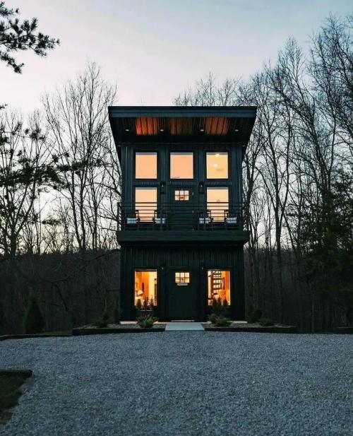 Этот загородный дом сразу притягивает взгляд - он не просто эстетичный, а с характером. 01