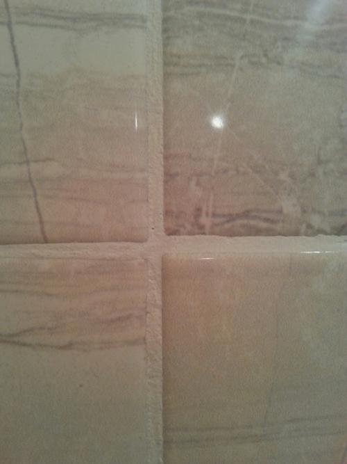 Помогите!  Плиточник положил плитку и затер ее. 01