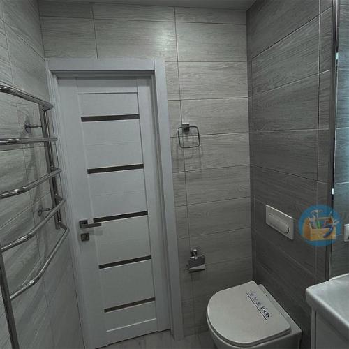 Ремонт в небольшой ванной комнате в серых тонах, очень здорово! 02