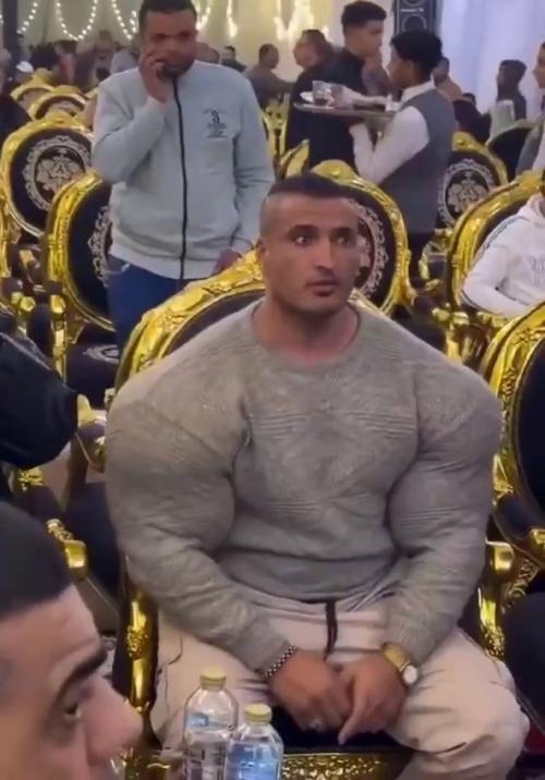 Мужик выглядит настолько нереально накачанным, что будто сошёл с карикатуры про бодибилдеров. 01