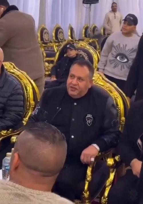 Мужик выглядит настолько нереально накачанным, что будто сошёл с карикатуры про бодибилдеров. 02