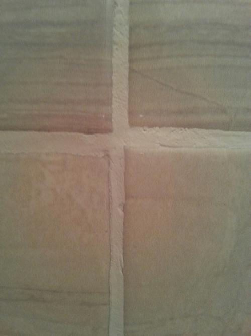 Помогите!  Плиточник положил плитку и затер ее. 02