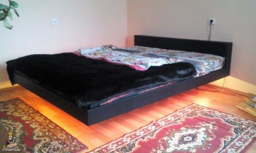 Муж Парящyю кровать своими руками смастерил. 04