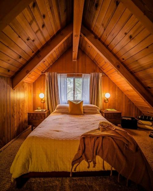 Спальня в деревянном доме - это особая атмосфера, которую невозможно перепутать ни с чем. 02