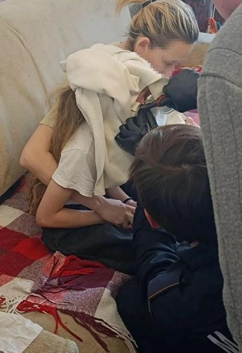 Иногда помощь нужна в самых неожиданных ситуациях - и спасатели всегда рядом. 

