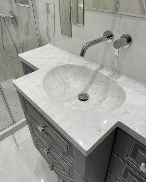 Малогабаритная ванная комната может легко превратиться в максимально функциональное, рациональное и комфортное пространство! 04