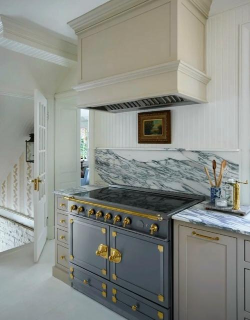 Светлый интерьер загородного дома - это про спокойствие, естественность и ощущение воздуха. 01