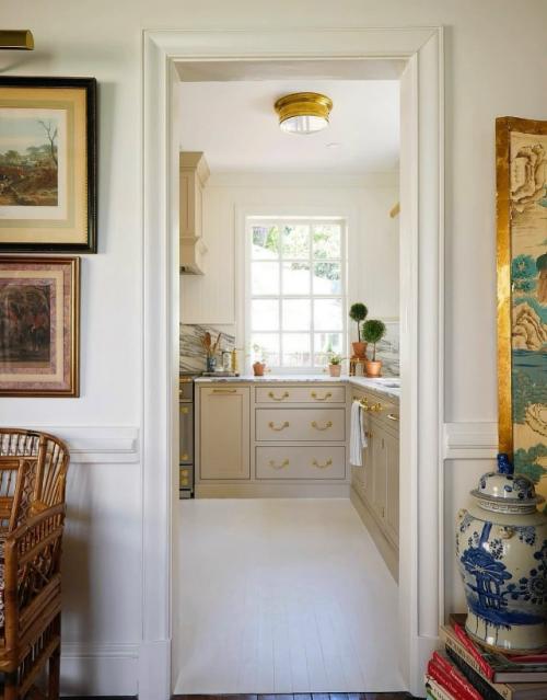 Светлый интерьер загородного дома - это про спокойствие, естественность и ощущение воздуха. 03