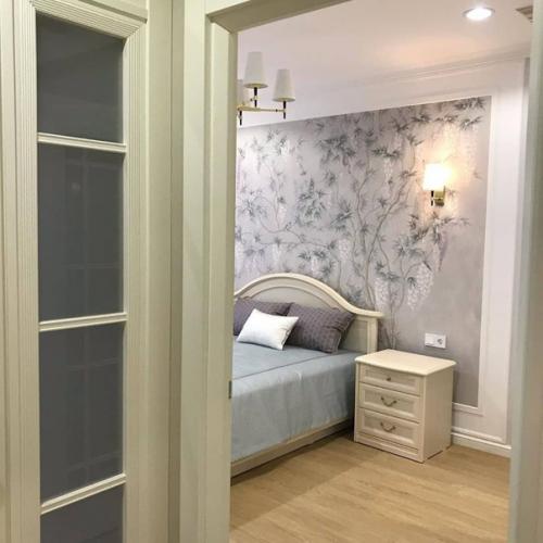 У нас такая нежная спальня. 01