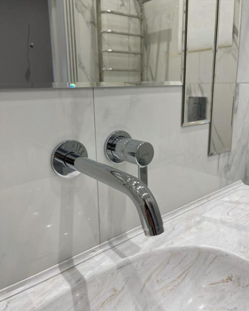 Малогабаритная ванная комната может легко превратиться в максимально функциональное, рациональное и комфортное пространство! 01