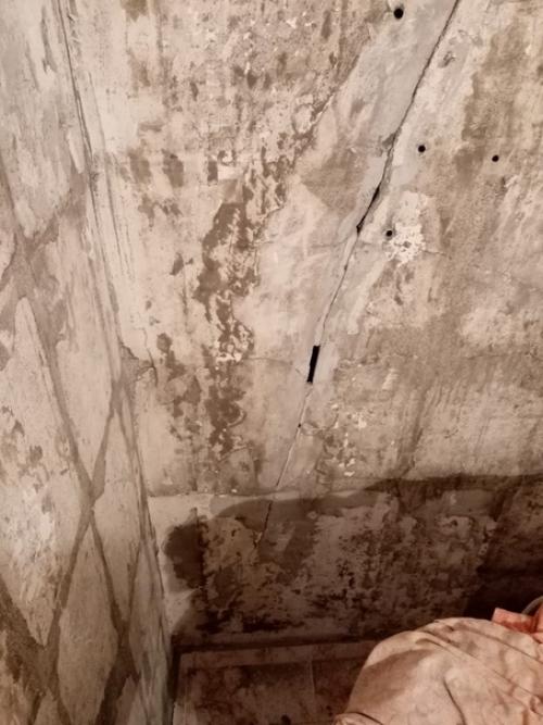 Начали делать ремонт в ванной, наткнулись на трещину в стене. 02