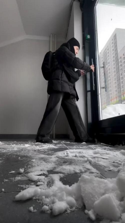 Пленница подъезда против ветряного монстра.

