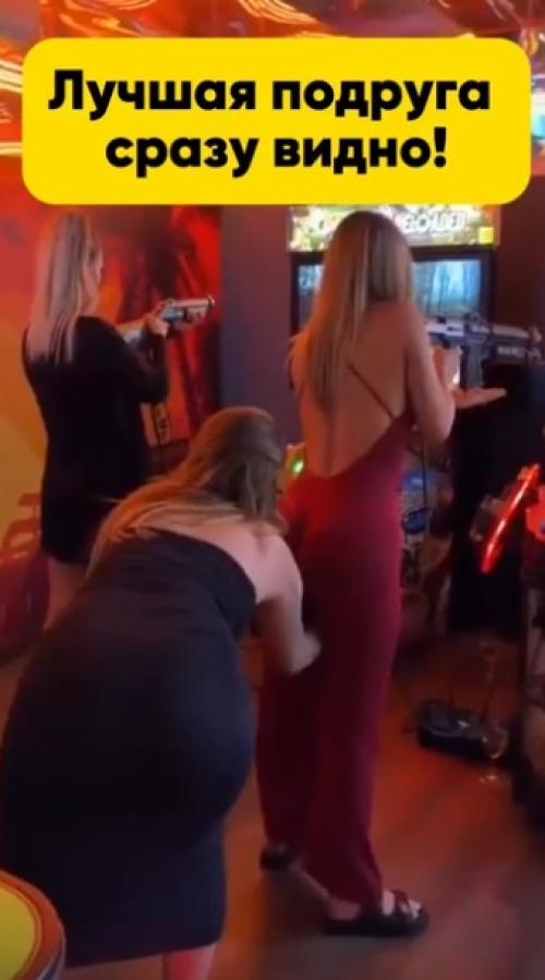 Мастер-класс по взаимовыручке: подруга всегда прикроет тыл. 01