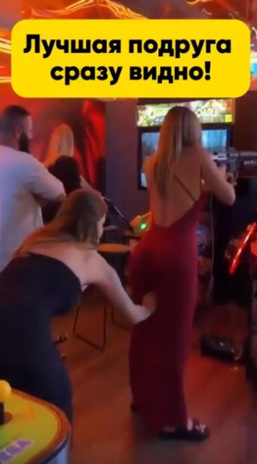 Мастер-класс по взаимовыручке: подруга всегда прикроет тыл.

