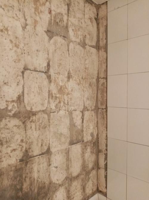 Начали делать ремонт в ванной, наткнулись на трещину в стене. 03