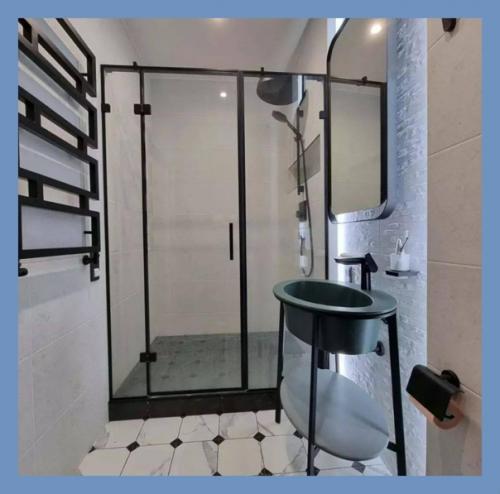 Двухкомнатная студия.  Без дизайнера не обошлось, но оно того стоило. 06