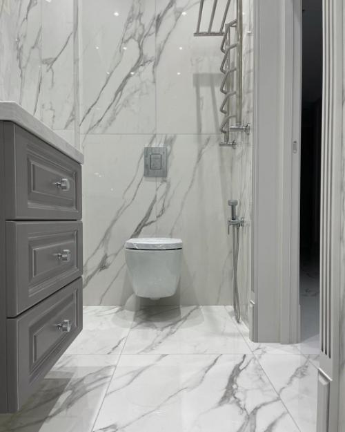 Малогабаритная ванная комната может легко превратиться в максимально функциональное, рациональное и комфортное пространство! 07