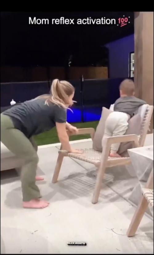 Лучше парикмахера и не найти. 01