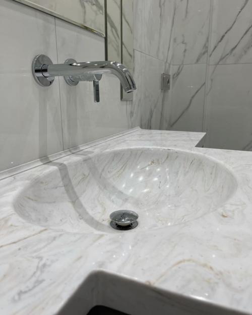 Малогабаритная ванная комната может легко превратиться в максимально функциональное, рациональное и комфортное пространство! 06