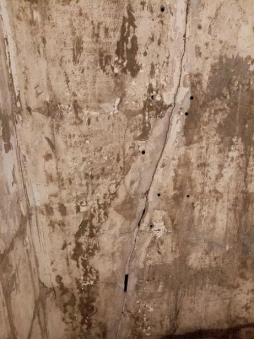 Начали делать ремонт в ванной, наткнулись на трещину в стене. 01