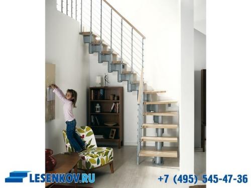 Как оформить лестницу, ведущую на антресольный этаж? 02