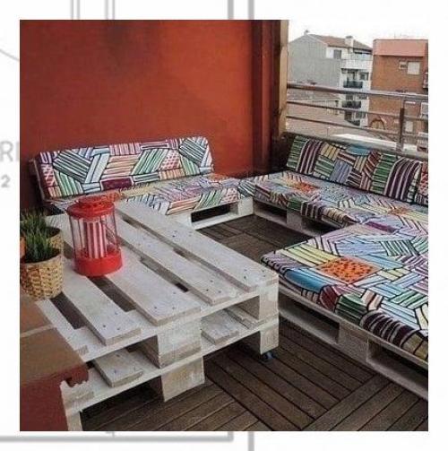 Повторное использование деревянных поддонов в качестве мебели для дачи или загородного дома в последнее время стало очень популярно. 04